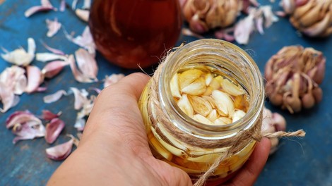 Tako pripravite fermentiran česnov med – in preverite, za kaj vse ga lahko uporabite!