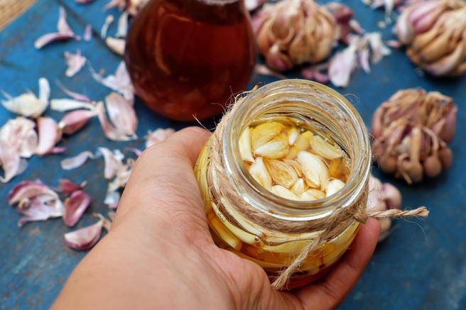Tako pripravite fermentiran česnov med – in preverite, za kaj vse ga lahko uporabite!