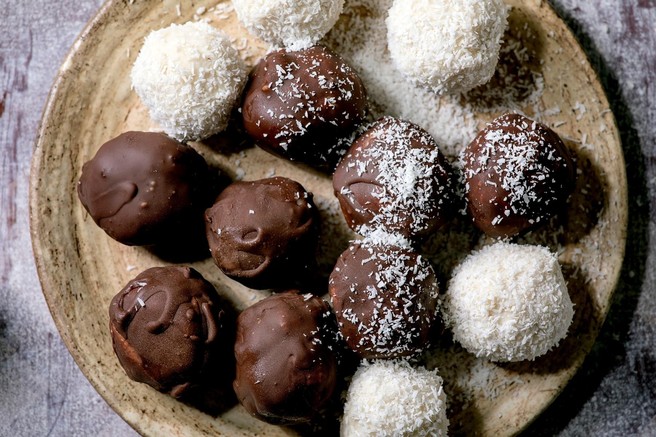 Recept za slastne veganske kokosove kroglice s čokolado iz samo 4 sestavin