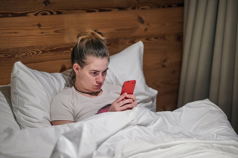 uporaba mobilnega telefona pred spanjem pomeni slabši spanec (foto: Profimedia)