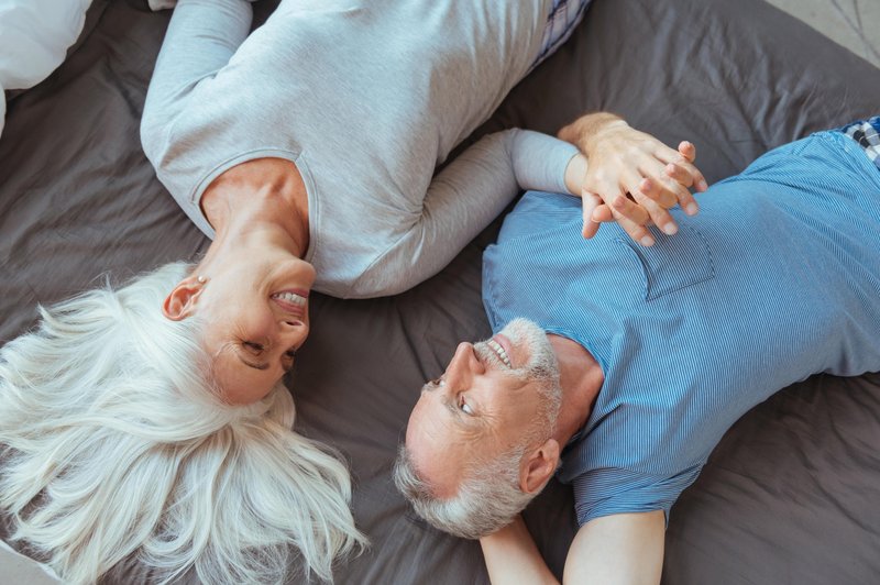 starejši par: moški in ženska, zaljubljena, srečna, zadovoljna, se smehljata en drugemu (foto: Profimedia)