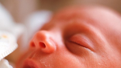 Tragedija v Rimu: med dojenjem je zaspala, dojenček pa se je zadušil