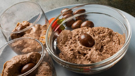 RECEPT: Preprost čokoladno - arašidov mousse, ki vam bo vzel le 15 minut