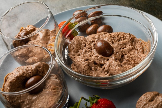 RECEPT: Preprost čokoladno - arašidov mousse, ki vam bo vzel le 15 minut