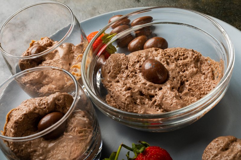 RECEPT: Preprost čokoladno - arašidov mousse, ki vam bo vzel le 15 minut (foto: Profimedia)