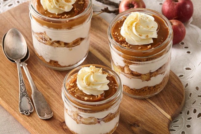 Hitro, okusno in brez peke! Recept za cheesecake s karameliziranimi jabolki 😍