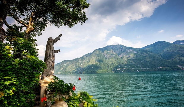 JEZERO COMO, Italija Jezero Como je eno od najbolj razgibanih in najlepših jezer v Italiji. Ogledate si ga lahko po …