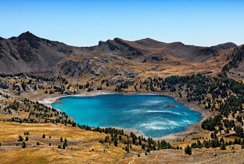 JEZERO LAC D’ALLOS (Lac d’Allos), Provansa, Francija Jezera v narodnem parku Mercantour so zares čudovita. Le streljaj od Nice so …