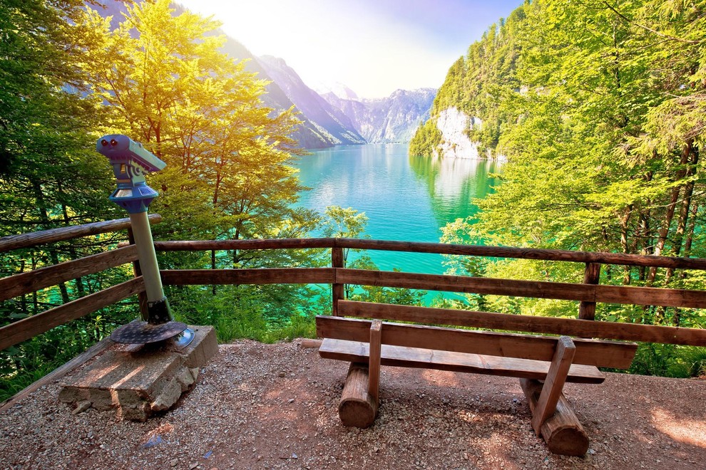 KRALJEVO JEZERO (Königsee), Nemčija Na jugu Nemčije se pod pobočjem gore Watzmann (blizu meje z Avstrijo) nahaja najgloblje in skoraj …