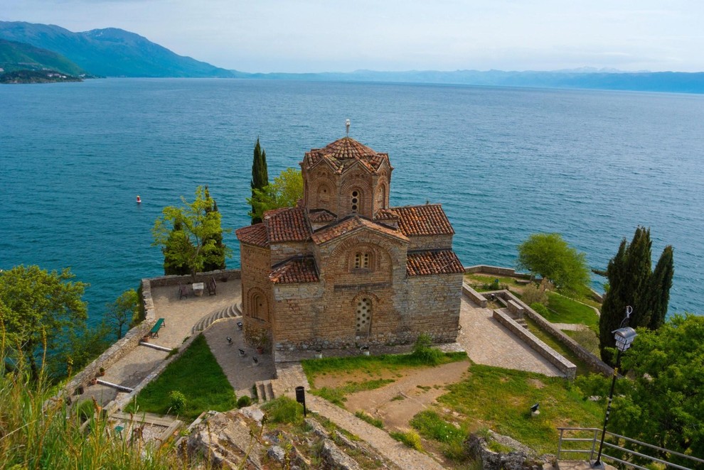 OHRIDSKO JEZERO, Makedonija Ohridsko jezero je na seznamu svetovne kulturne in naravne dediščine Unesca. Pravijo mu tudi makedonsko morje in …