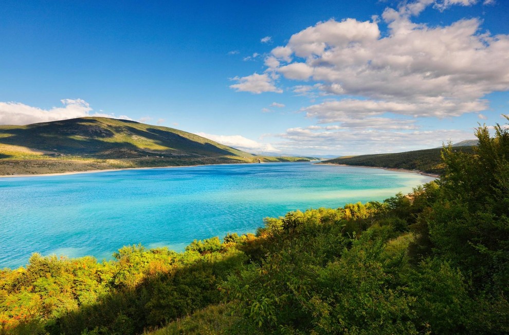 PERUĆKO JEZERO (Peruća), Hrvaška Perućko jezero se nahaja pri Sinju. Je akumulacijsko jezero na reki Cetini, najdaljši dalmatinski reki, katere …