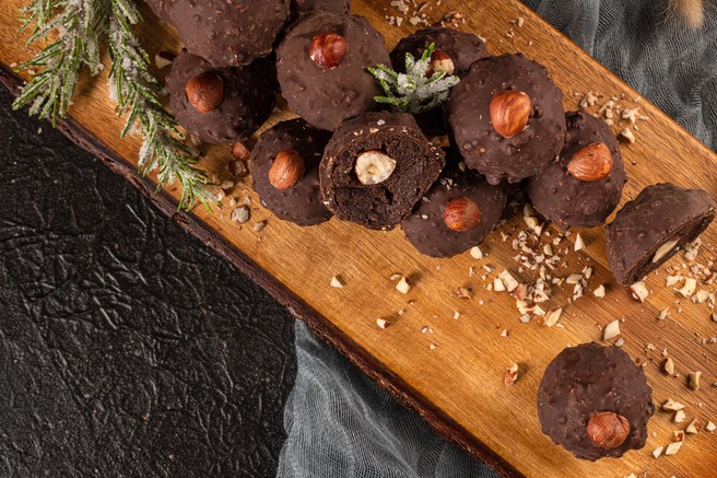 Preprost RECEPT: Zdrave Ferrero Rocher kroglice iz 5 sestavin