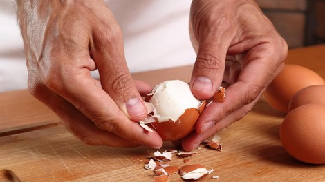 Fantastičen trik: Tako v 5 sekundah olupite trdo kuhano jajce (VIDEO)