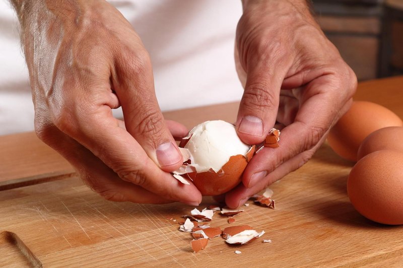Fantastičen trik: Tako v 5 sekundah olupite trdo kuhano jajce (VIDEO) (foto: Profimedia)