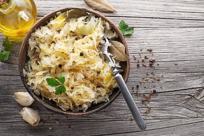 PROBIOTIKI

Probiotiki so koristne bakterije, ki pomagajo pri razvoju zdravega črevesja, saj uravnovešajo črevesne bakterije. Probiotike lahko najdete v fermentiranih živilih, kot so jogurt, kefir, kislo zelje, kimči in druga fermentirana zelenjava. Lahko jemljete tudi kakovostne probiotike, ki bodo pomagali k ravnovesju v črevesju.

INGVER

Ingver ima protivnetne in antioksidativne lastnosti, ki lahko pomagajo pomiriti črevesje in zmanjšati vnetja. Ingver lahko uživate v različnih oblikah, kot so ingverjev čaj, nariban ingver v hrani ali kot dodatek. .