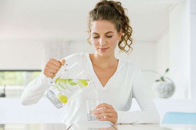 Močan napitek, ki poskrbi za zdravje celotnega organizma: Črna limonada čisti jetra, znižuje holesterol in topi kilograme