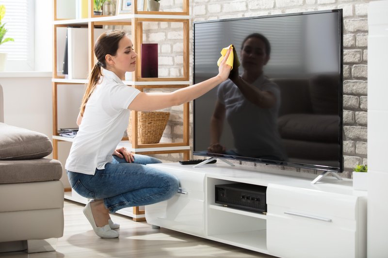 TAKO bi morali pravilno čistiti televizor! (foto: Profimedia)