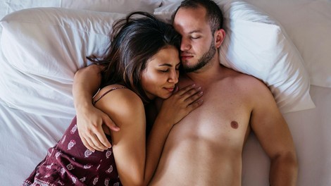 Kaj vaš in partnerjev položaj spanja pove o vajinem zdravju?