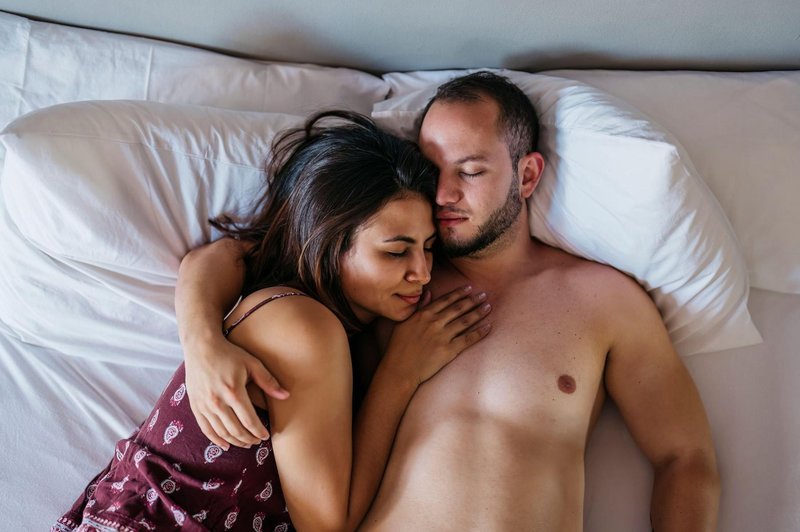 Kaj vaš in partnerjev položaj spanja pove o vajinem zdravju? (foto: Profimedia)