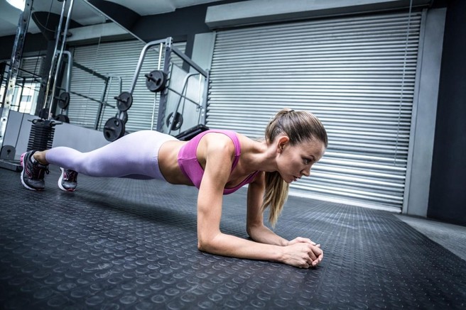 Kako dolgo bi morali držati "plank" položaj? Resnica vas bo presenetila