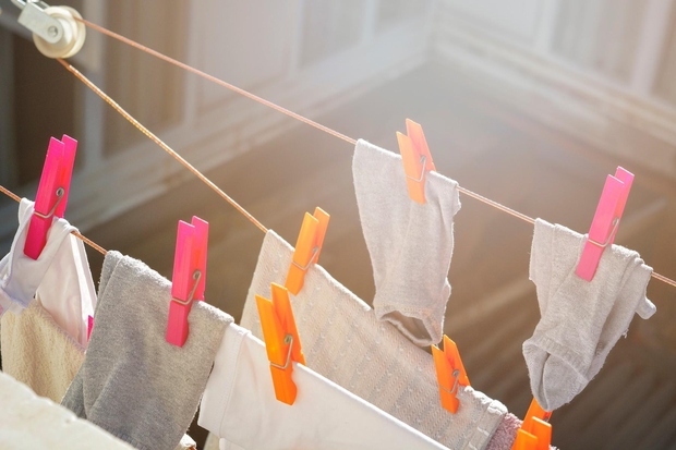 Sušenje oblačil je lahko predvsem v hladnejših mesecih pravi zalogaj, saj se sušijo počasi, povečajo vlago v prostoru in zavzemajo …