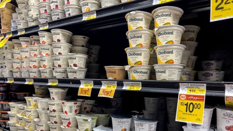 S trgovskih polic se umikajo TE znamke jogurtov (lahko so izjemno nevarni)