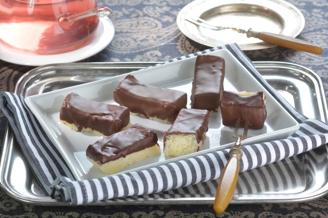 Recept, ki vas bo obnorel: veganske "bounty" čokoladice brez sladkorja