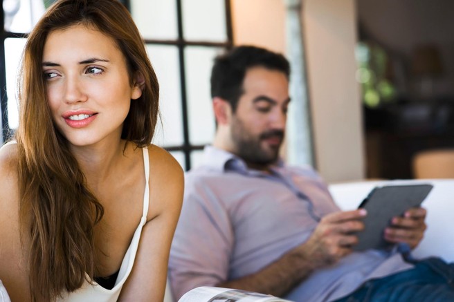 7 dejanj, ki jih še zlasti, če ste v razmerju, ne bi smeli početi na socialnih omrežjih