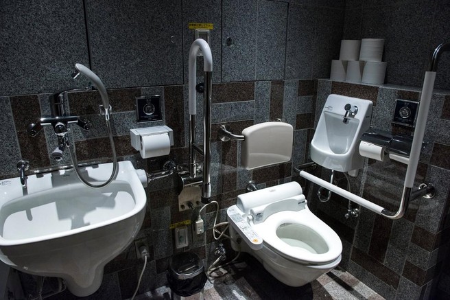 Navodila, ki jih boste veseli, če boste kdaj potovali po Japonski: TAKO se tam uporablja WC!