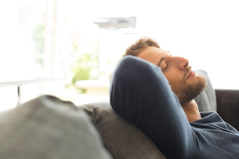 Je zares tako slabo, če zaspite na kavču? (foto: Profimedia)