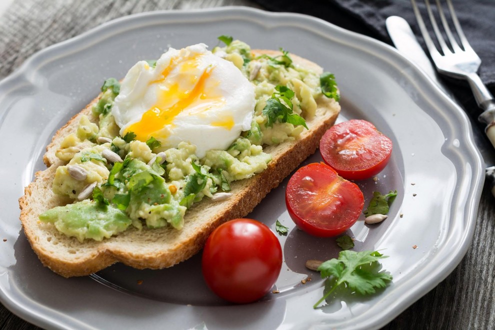 🥑TOAST Z AVOKDOM IN JAJCEM🥑 Kot je za revijo ETNT povedala dietetičarka Trista Best, so ta živila odlična za začetek …