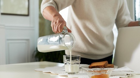 Mleko ste do sedaj verjetno shranjevali narobe - zato se je hitreje pokvarilo! (+ kje hraniti ostala živila v hladilniku)