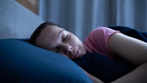 Kaj pomeni, če zaspite v manj kot 5 minutah po tem, ko ležete v posteljo? Strokovnjakinja pravi, da je to slab znak!