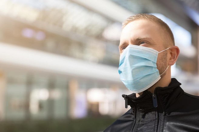 Iz enega ekstrema v drugega: vse, ki nosijo zaščitne maske na javnem mestu, lahko doleti denarna kazen