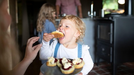 Ali otrokom dovolite jesti preveč sladkarij? Takšna so starostna priporočila