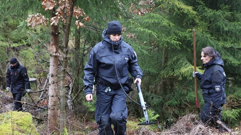 Oče zlorabljene deklice vzel usodo v svoje roke: moškega prisilil, da si izkoplje lasten grob in ... (postavil mu je ultimat)