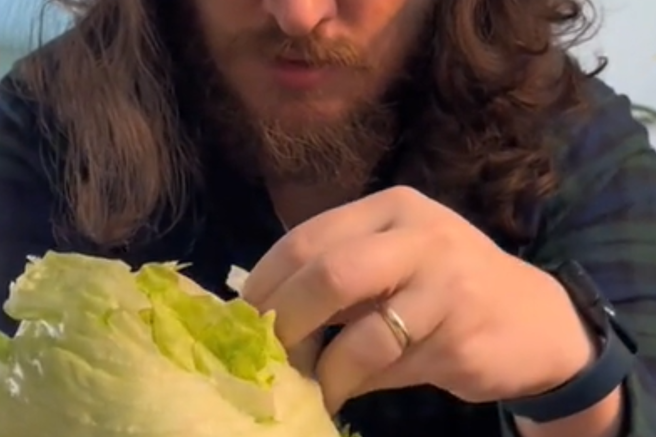 Razkrivamo preprost trik s solato, ki vam bo olajšal življenje: nikoli več je ne boste pripravljali drugače