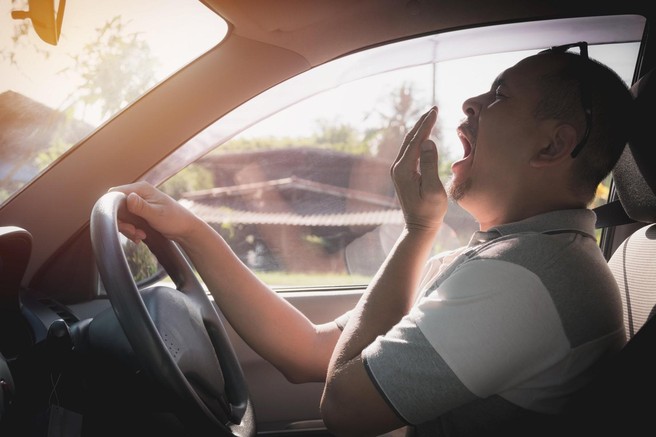 Ste preveč zaspani celo za vožnjo? To vam bodo povedali naslednji znaki (čas je, da uredite spalni ritem!)