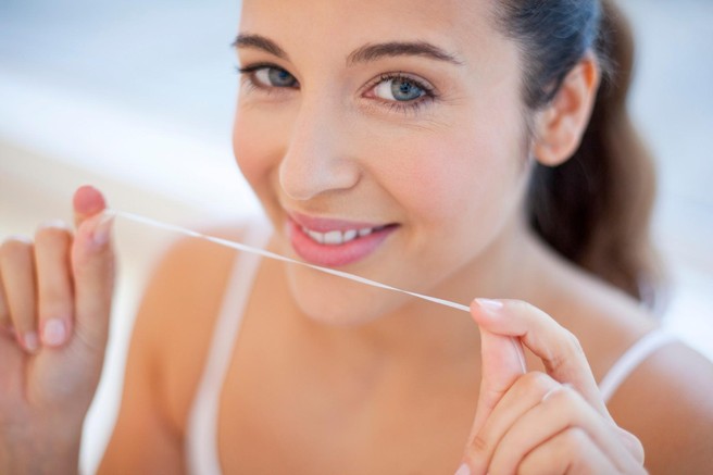 Nitkate zobe ali ne? To se lahko zgodi, če en mesec zanemarjate nitkanje