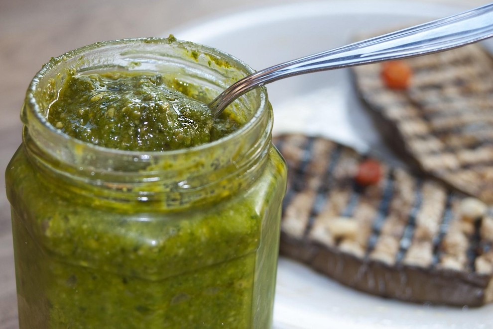 PESTO Nič se ne more primerjati z doma pripravljenim pestom – veliko bolj aromatičen je in intenzivnejšega okusa. Poleg tega …