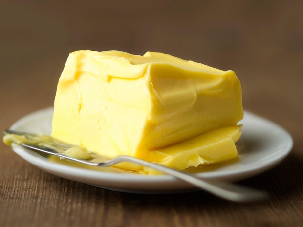 🔸PRVA METODA🔸 Trdo oziroma hladno maslo narežite na majhne kocke (približno velikost mandlja) in jih razporedite tako, da so v …