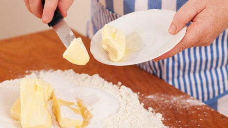 Tako bi morali zmehčati maslo, ki ga uporabite v receptu (in tehnika ne vključuje mikrovalovne pečice)