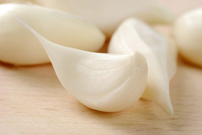 Ste alergični na ČESEN? Težava je bolj pogosta, kakor mislite