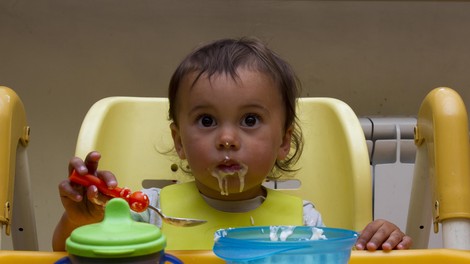 Strokovnjakinja: 3 presenetljiva živila, ki jih ne bi smeli dajati svojim malčkom