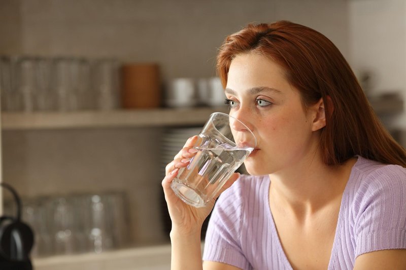 TO se zgodi, če več dni za pitje vode uporabljate isti kozarec