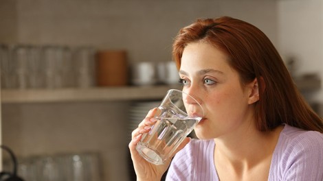 TO se zgodi, če več dni za pitje vode uporabljate isti kozarec
