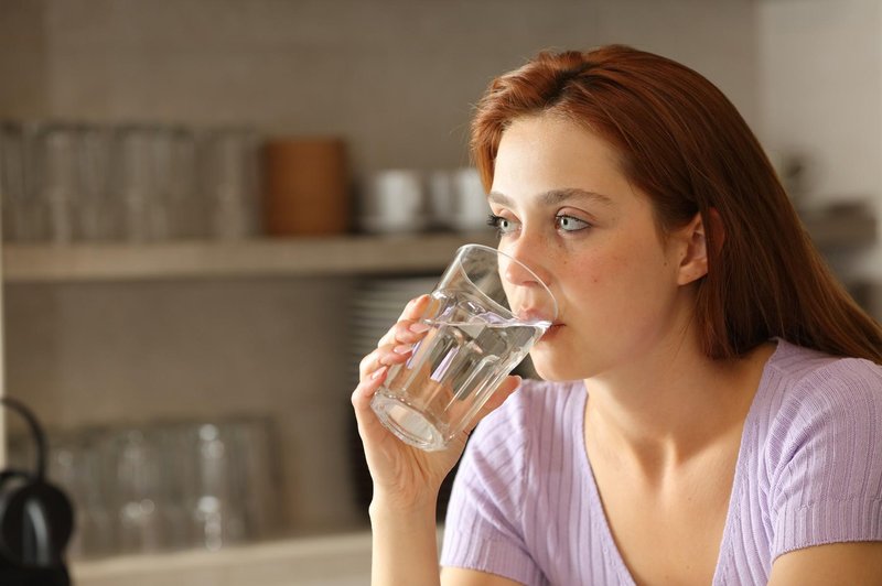 TO se zgodi, če več dni za pitje vode uporabljate isti kozarec (foto: Profimedia)
