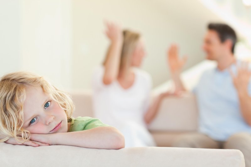6 škodljivih ravnanj toksičnih staršev