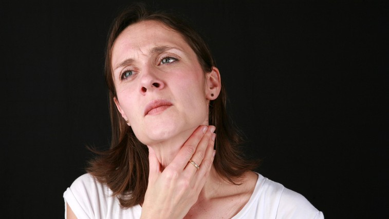 S TEMI načini si lahko HITRO pomagate ob bolečem grlu (foto: Profimedia)