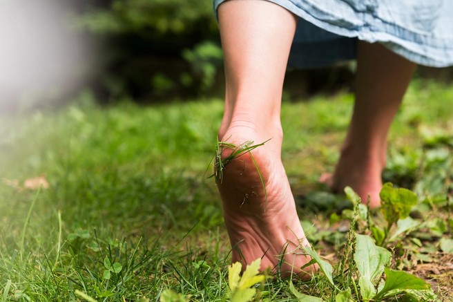 Zakaj bi bilo dobro, da bi občasno hodili bosi?